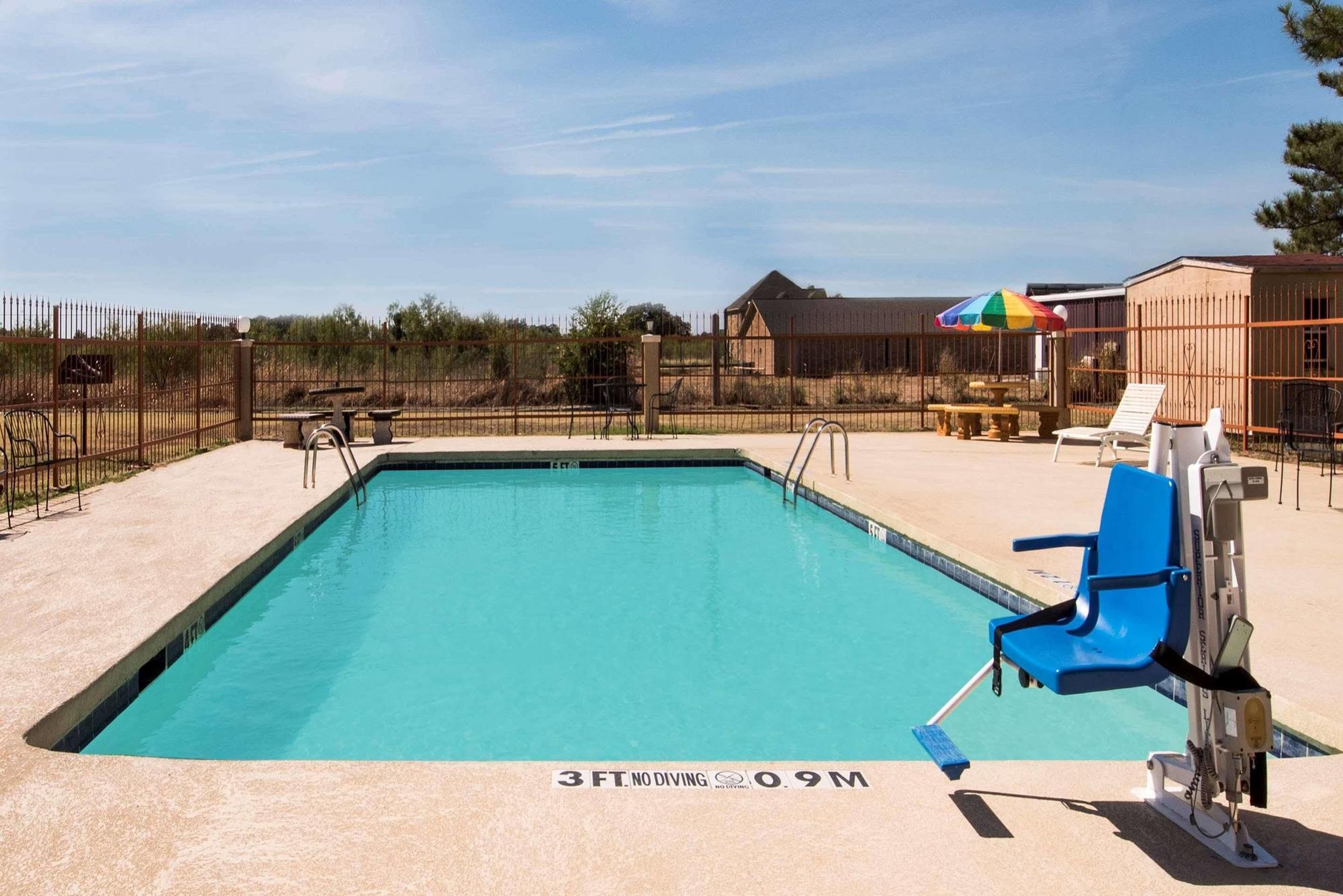 Days Inn By Wyndham Eastland Esterno foto